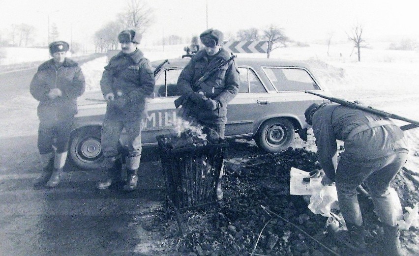 Patrol milicyjno-wojskowy na wylocie ul. Gdańskiej w Słupsku...