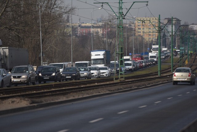 W sobotę, 21 kwietnia, rozpocznie się najpoważniejszy w tym roku remont poznańskich torów. Prace potrwają ponad 2 miesiące i zakończą się w sobotę, 30 czerwca. W tym czasie gruntownie przebudowany zostanie układ torowy, robotnicy zmodernizują również sieć trakcyjną i poprawią przystanki tramwajowe.Remont był konieczny, bo niektóre odcinki torowiska na tej trasie nie przeszły generalnego remontu od 1973 roku. Prace wiążą się ze zmianami kilku tras pojazdów MPK Poznań, utrudnienia czekają również kierowców.Przejdź dalej i sprawdź szczegóły --->