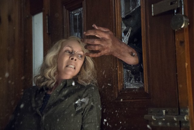 Halloween (2018)Zamaskowany morderca ucieka z więzienia i zaczyna polowanie na kobietę, która uciekła mu 40 lat temu. W niebezpieczeństwie jest także jej rodzina. W rolach głównych: Jamie Lee Curtis i Judy Greer.Zobacz kolejne zdjęcia. Przesuń zdjęcia w prawo - wciśnij strzałkę lub przycisk NASTĘPNE