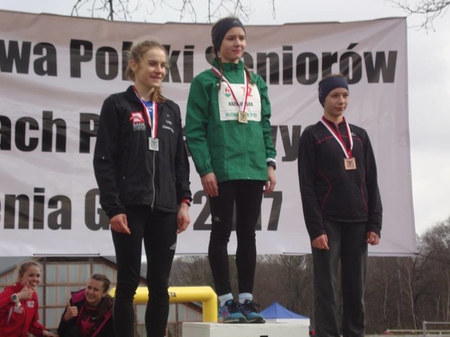 Klaudia Kazimierska, podopieczna trenerki Agnieszki Nowakowskiej na najwyższym stopniu podium przełajowych mistrzostw Polski.