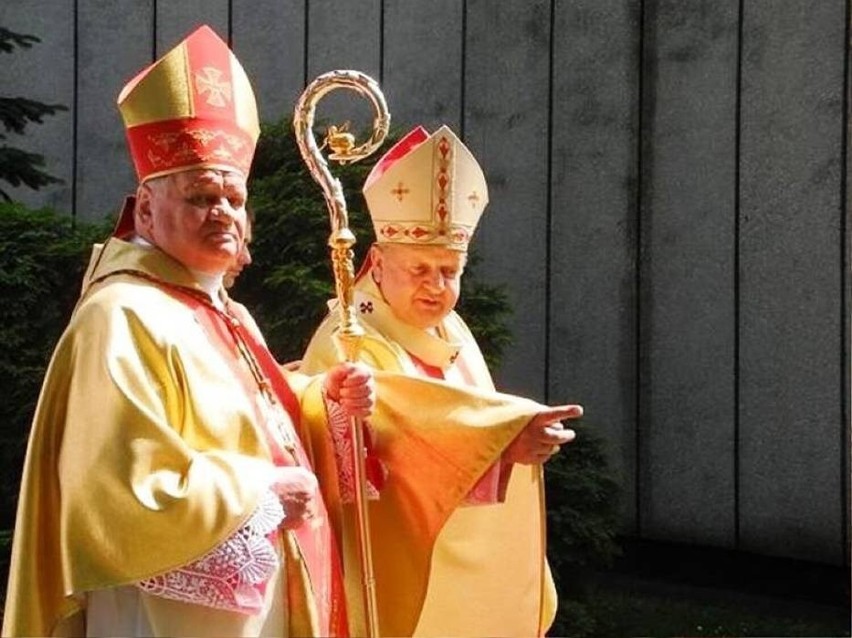 Biskup Tadeusz Rakoczy ukarany przez Watykan. Czy straci...
