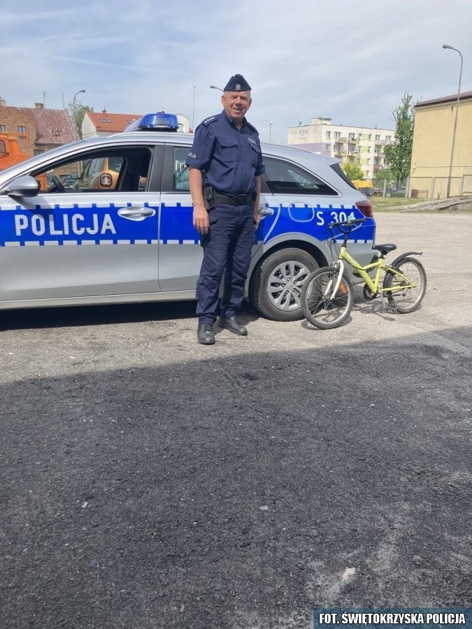 Dzielnicowy Stanisław Patrzykąt z rowerem, który trafił do...