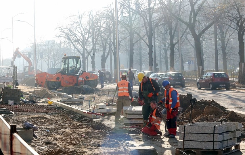 Nieoficjalnie: znów poślizg przy remoncie alei Niepodległości [wideo]