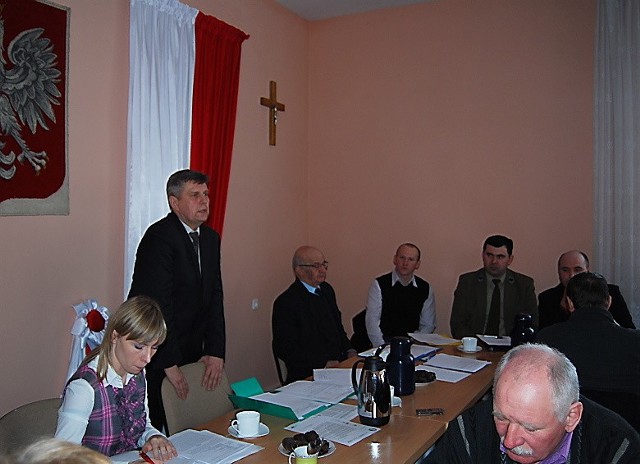 W czasie sesji rady Szymon Zalewski, wójt Świedziebni tłumaczył reorganizację w szkołach oszczędnościami.