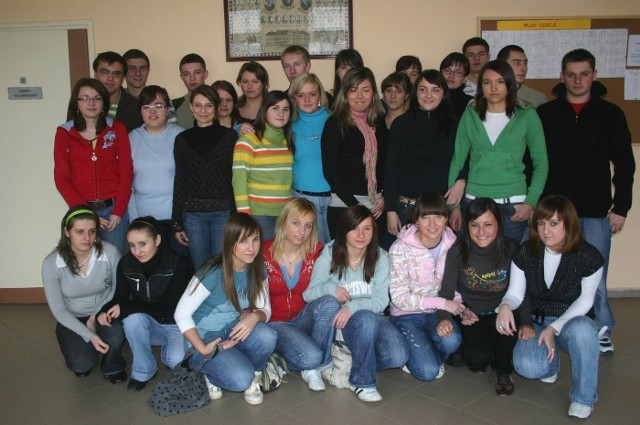 Klasa III FWychowawca Joanna Romanowska. Uczniowie: Agata Banaś, Aleksandra Bilska, Iga Chylicka, Sylwia Figarska, Dagmara Franczyk, Pawel Frankiewicz, Piotr Frankiewicz, Kamila Garbala, Marcin Golis, Anna Golebiewska, Joanna Grzelka, Agnieszka Kaminska, Ewa Kij, Edyta Klak, Emilia Kocia, Barbara Krecisz, Marcin Kusztal, Katarzyna Lasota, Natalia Lasota, Aleksandra Latos, Karolina Loskot, Justyna Mączynska, Adam Miernik, Katarzyna Miernik, Michal Nieczajew, Aleksandra Obniska, Zaneta Pietrzyk, Jaroslaw Pogorzelski, Milena Ryszewska, Milena Siemieniec, Malgorzata Stachera, Iga Stefanska, Karolina Stepien, Iwona Szac, Ewelina Szydelko, Joanna Zebrowska.