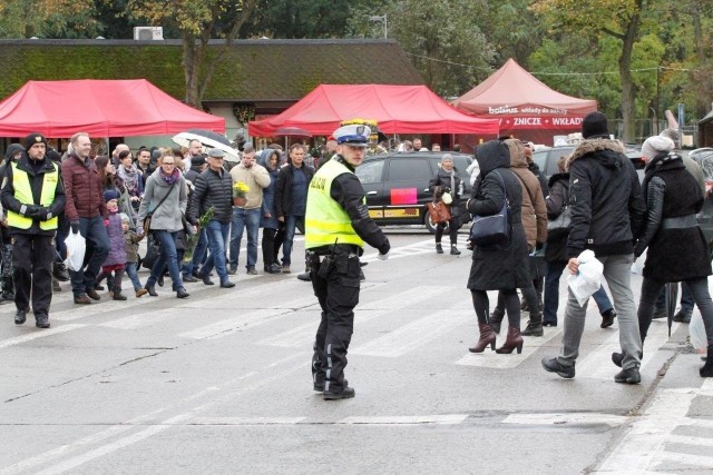 Od dziś przy opolskich cmentarzach jest więcej policjantów.