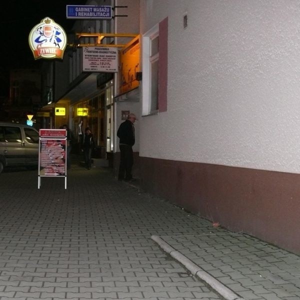 Cztery nastolatki napadły na swoją koleżankę w niedzielę po północy na ulicy Krótkiej obok tutejszej restauracji. Dziewczyny bawiły się w tym lokalu.  
