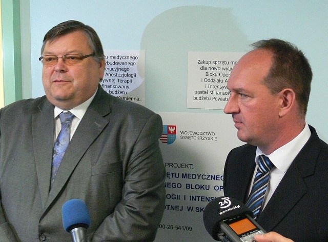 Andrzej Dembowski (na zdjęciu z prawej) zastąpił Michała Okłę na stanowisku szefa skarżyskiego szpitala do czasu rozstrzygnięcia konkursu na dyrektora placówki. To nastąpi jeszcze przed wyborami samorządowymi. 