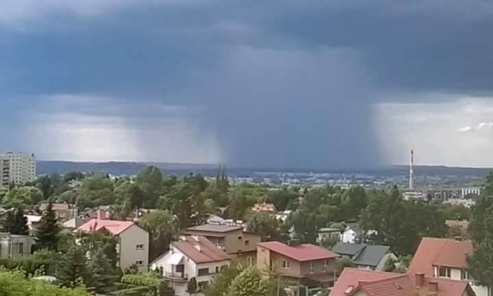 Widok z Kurdwanowa na nadchodzącą burzę