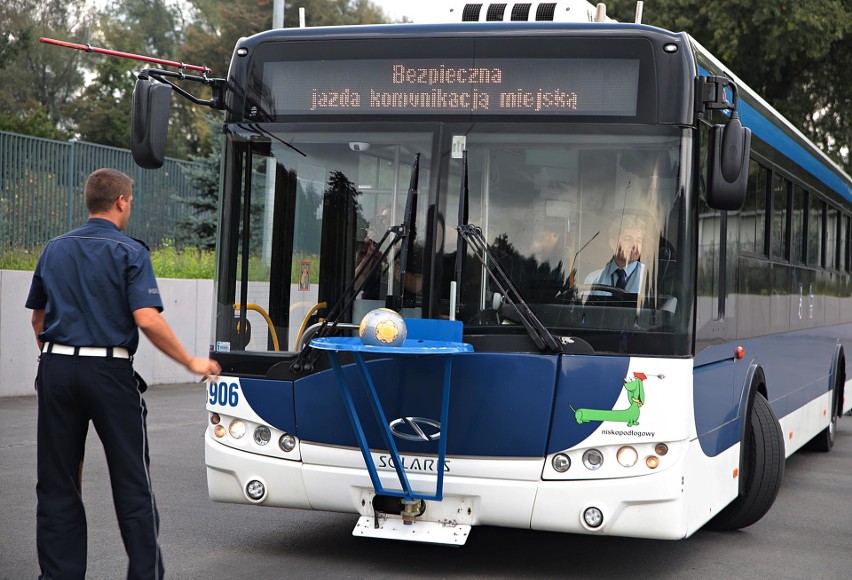 Kraków. Wyposażyli autobusy w lance, grali nimi w koszykówkę