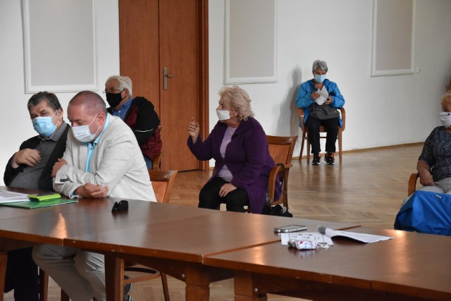 Spotkanie przedstawicieli protestujących mieszkańców z kierownictwem Związku Międzygminnego "Gospodarka Komunalna" oraz burmistrzami