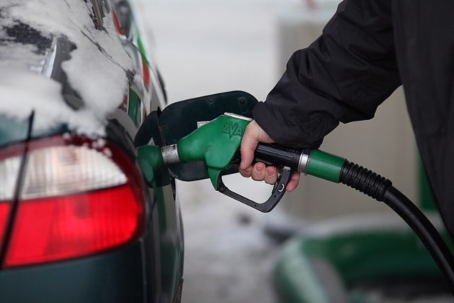 Od miesiąca ceny paliw spadają i obecnie są najniższe w tym roku.
