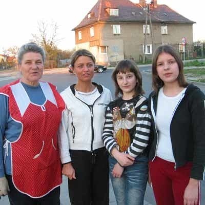 &#8211; Trzeba zbudować rondo, bo kierowcy kiedyś nas tutaj przejadą &#8211; mówią (od lewej) Janina Wróbel, Katarzyna Krzemińska, Natalia Sroka i Wioletta Kanigowska.
