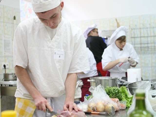 Na rynku pracy poszukiwani są pracownicy branży gastronomicznej, ale tylko wysokiej klasy specjaliści z doświadczeniem. Na zdjęciu konkurs kucharski w słupskiej szkole gastronomicznej. 