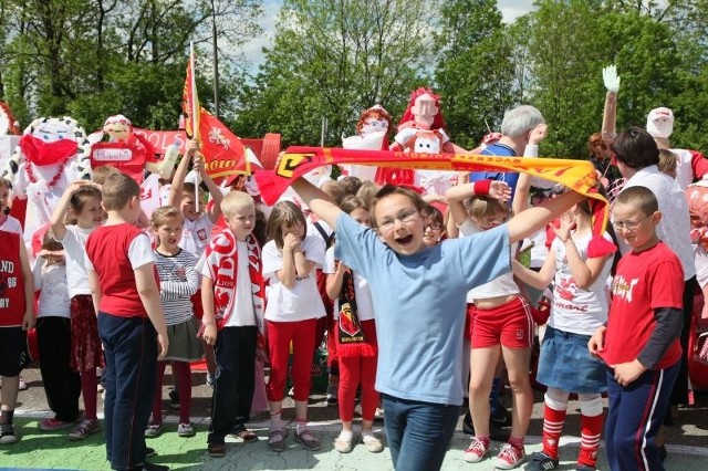 W przygotowanie instalacji zaangażowali się wszyscy uczniowie Zespołu Szkół w Juchnowcu Górnym. Jej motywem przewodnim jest EURO 2012.