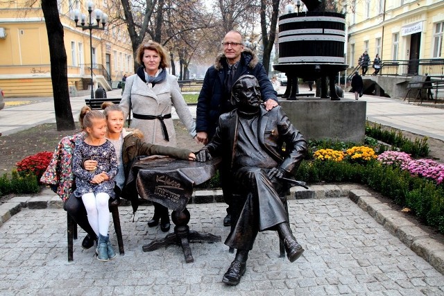 Pod zielonogórskim Muzeum Ziemi Lubuskiej odsłonięto rzeźbę wspaniałego zielonogórskiego artysty, jednego z pierwszych dyrektorów muzeum Klema Felchnerowskiego.