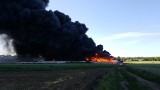 Pożar w Piekarach Śląskich. Paliło się składowisko makulatury. Czarny dym widać było w niemal całym regionie ZDJĘCIA