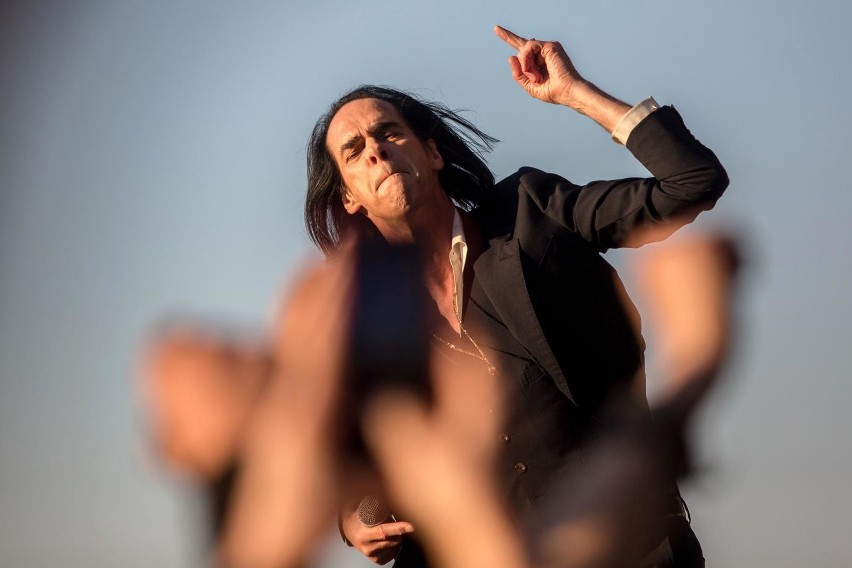 Nick Cave podczas koncertu na Open'er Festivalu w 2018 roku