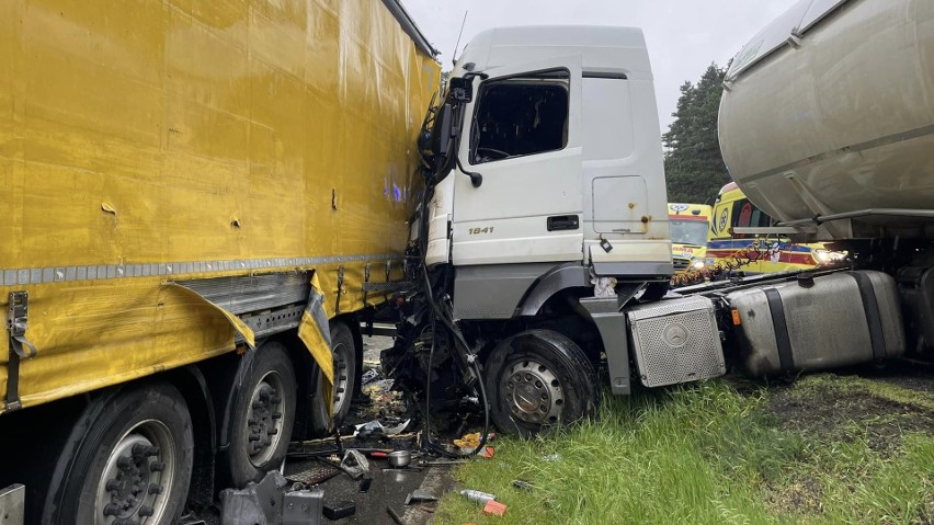 Wypadek na DK 10 pod Bydgoszczą. Zderzenie pojazdów ciężarowych, były duże utrudnienia [zdjęcia]