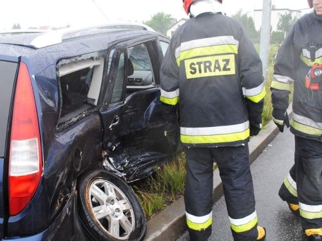 Strażacy wezwani zostali do wypadku w Mokrem