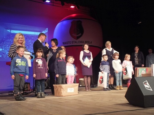 Dzieciaki zostały zaproszone na scenę, gdzie otrzymały nagrody od Miejskiego Zakładu Komunalnego i od miasta.