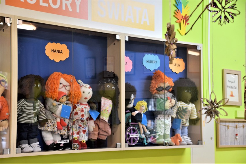 "Wszystkie Kolory Świata". Wiceminister Dariusz Piontkowski tworzył razem z białostockimi przedszkolakami wyjątkowe lalki (zdjęcia)