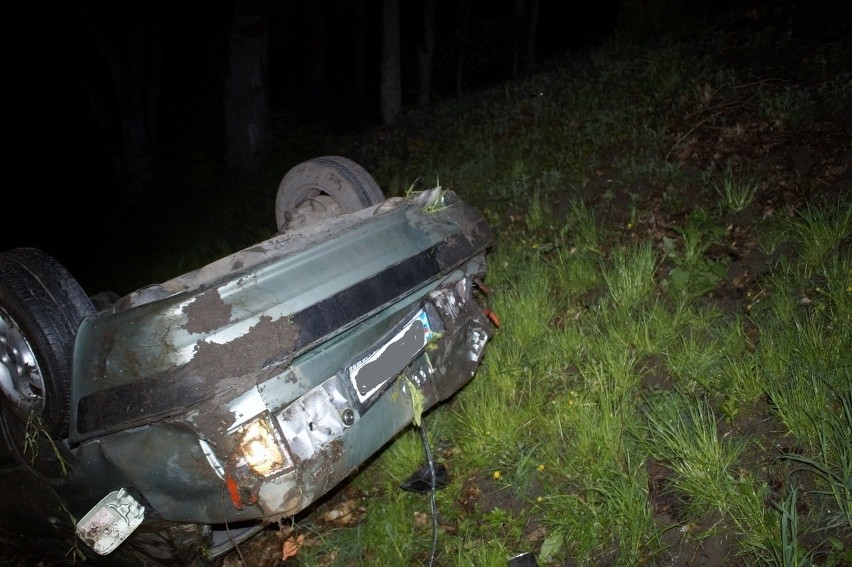 Wypadek koło Kruszyny. Dachował samochód osobowy