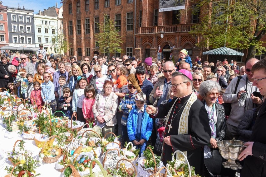 Niezależnie od pogody na tak tłumne święcenie pokarmów nie...