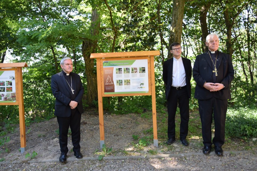 Oficjalne otwarcie ścieżki. Od lewej. Biskup sandomierski...