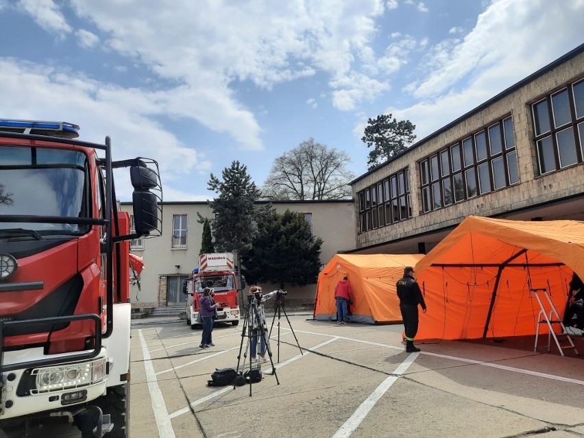 Strażacy przygotowują mobilny punkt szczepień przed Opolskim...