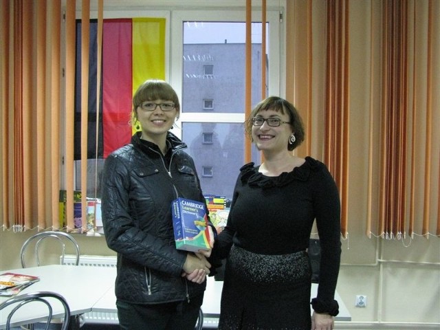 Sylwia Wójcik (po lewej) odbiera nagrodę z rąk Sylwii Skalskiej, właścicielki Szkoły Języków Obcych "Rozmawiamy".