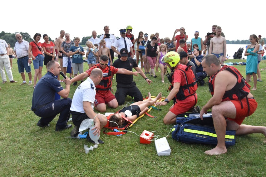 W weekend 24 lipca służby zjechały nad jezioro, by pokazać...