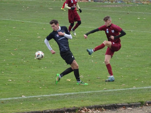 Piłkarze Tura (ciemniejsze stroje) stają przed trudnym wyzwaniem zatrzymania rozpędzonego ŁKS-u 1926 Łomża