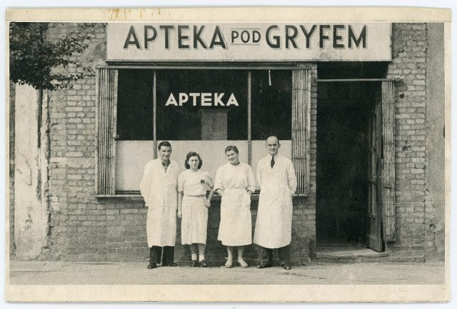 Pracownicy „Apteki pod Gryfem” przy ulicy Starowiejskiej 34. 1947 rok.