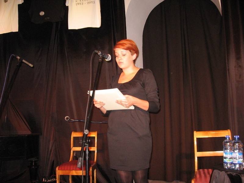 Karolina Skrzek przypomniała tytułowy wiersz "Sobie śpiewam...