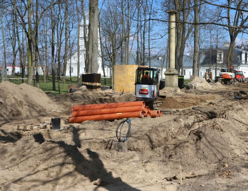 Rozpoczęły się prace przy rewitalizacji Zespołu Parkowo-Pałacowego w Kozienicach. Na razie są to roboty ziemne. Zobaczcie zdjęcia