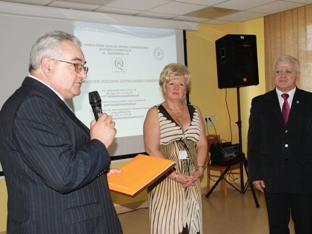 Certyfikat na ręce dyrektor lecznicy Jolanty Kręckiej przekazał dyrektor Centrum Monitorowania Jakości w Ochronie Zdrowia Jerzy Hennig.