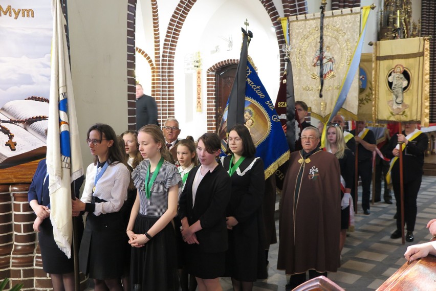 W Głubczycach pochowano ks. Michała Ślęczka. Tysiące ludzi żegnały proboszcza