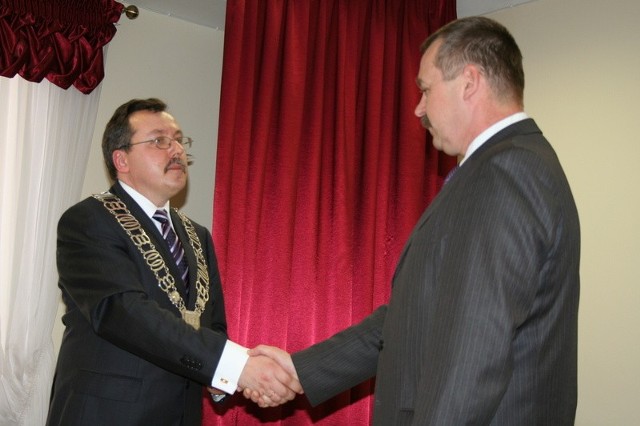 Burmistrzowi pogratulował przewodniczący Rady Miasta Zbigniew Sztuc