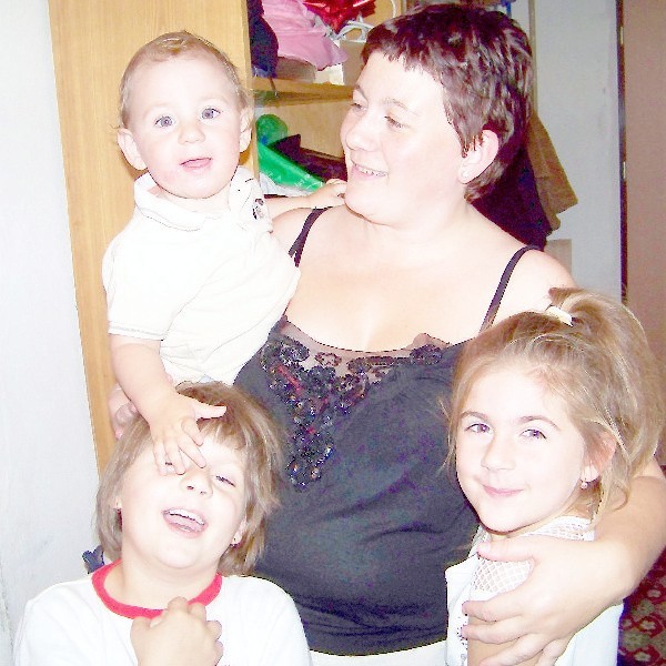 Klaudia Dąbrowska z mamą i rodzeństwem.