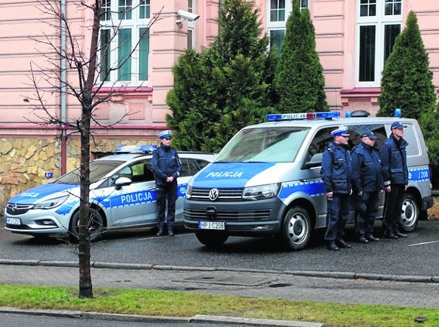 Opel astra służy już w wydziale ruchu drogowego a volkswagen transporter w ogniwie patrolowo-interwencyjnym.