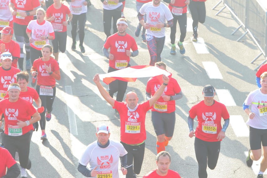 Około 25 tysięcy biegaczy zmaga się z 10-kilometrową trasą...