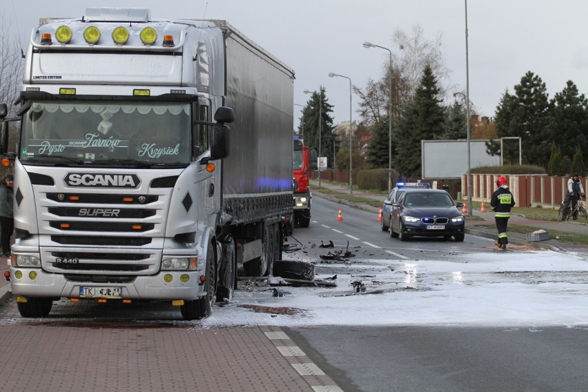 Wypadek w Tarnobrzegu. Tir zderzył się z autem osobowym, droga była zablokowana [ZDJĘCIA]