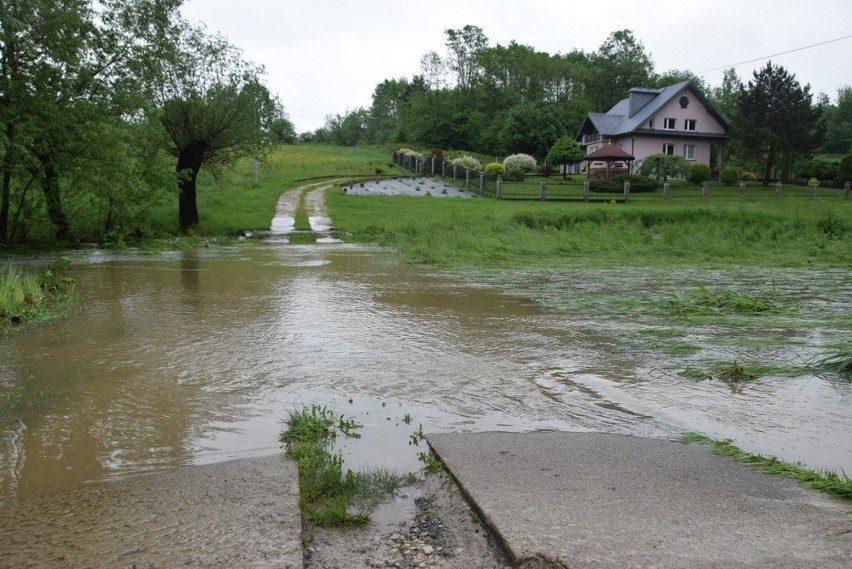 Woda pod Tarnowem powoli opada. Służby wciąż w gotowości