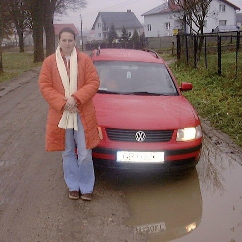 Ulica Mierosławskiego w Bytowie, przez którą w czasie deszczu trudno przejechać, w tym roku nie doczeka się asfaltu.
