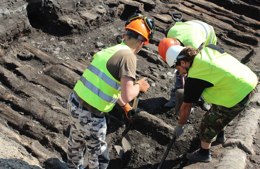 Sensacyjne odkrycie na pl. Litewskim: archeolodzy odsłonili trakt sprzed wieków (ZDJĘCIA)