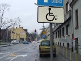 Kierowca zaparkował na miejscu dla niepełnosprawnych. Sąd Okręgowy uwolnił go od winy