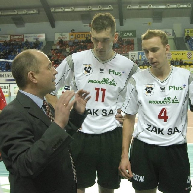 Trenerowi Andrzejowi Kubackiemu (z lewej) udało się wczoraj dobrze zmobilizować: Sławomira Szczygła (w środku), Grzegorza Pilarza (z prawej) oraz ich kolegów. Liczymy na powtórkę również dziś.