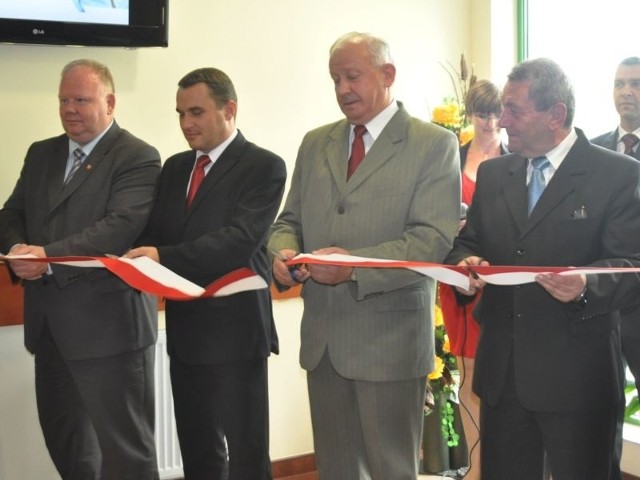 Symboliczną wstęgę przecinali (od lewej): starosta Bogdan Soboń, wicewojewoda Grzegorz Dziubek, dyrektor WUP Andrzej lato i dyrektor PUP Marek Krawczyk.