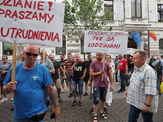 Protest związkowców ze ZWiK i GOŚ w czerwcu 2021 r. pod Urzędem Miasta Łodzi. Do protestujących nie wyszedł wówczas żaden z urzędników UMŁ.
